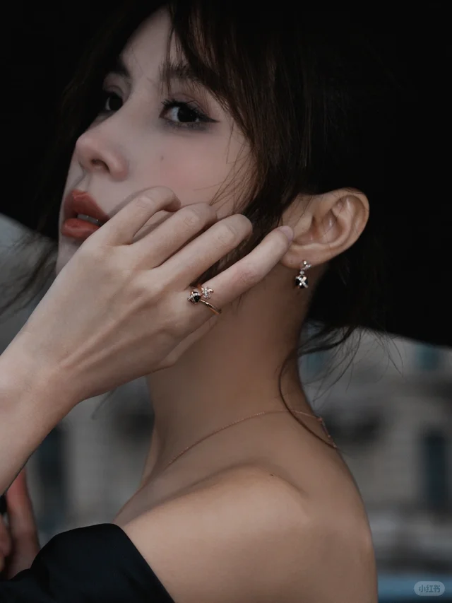 夏美佩戴 CC 卡美珠宝