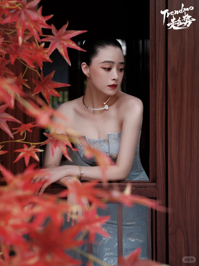 蒋欣佩戴 CC 卡美珠宝