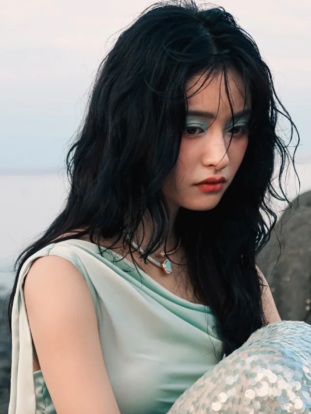 沈月佩戴 CC 卡美珠宝