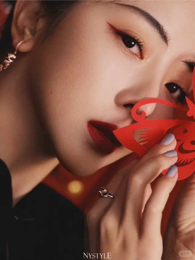 李思思佩戴 CC 卡美珠宝