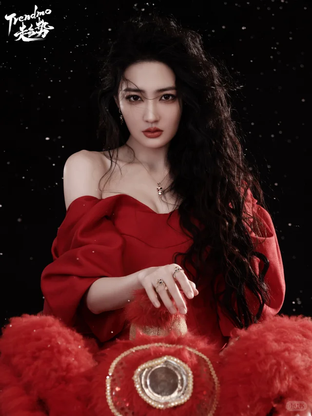 徐璐佩戴 CC 卡美珠宝