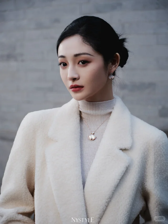 周洁琼佩戴 CC 卡美珠宝
