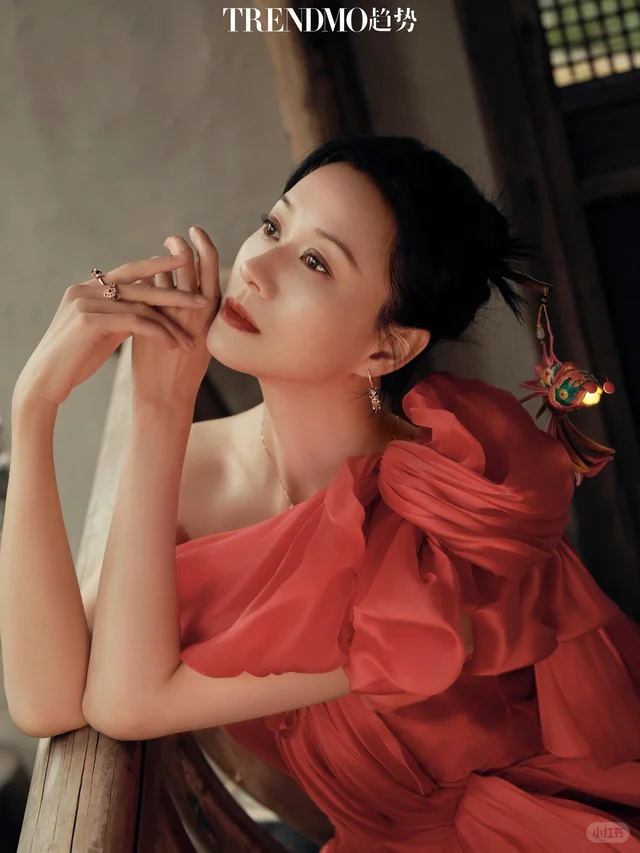 倪虹洁佩戴 CC 卡美珠宝