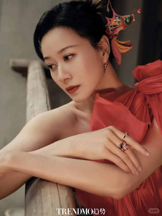 倪虹洁佩戴 CC 卡美珠宝