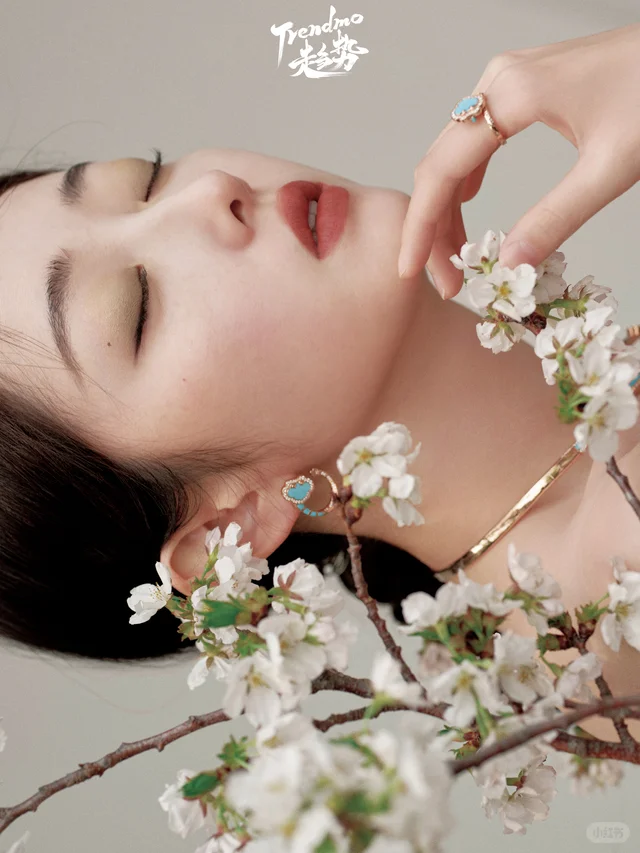 蒋梦婕佩戴 CC 卡美珠宝