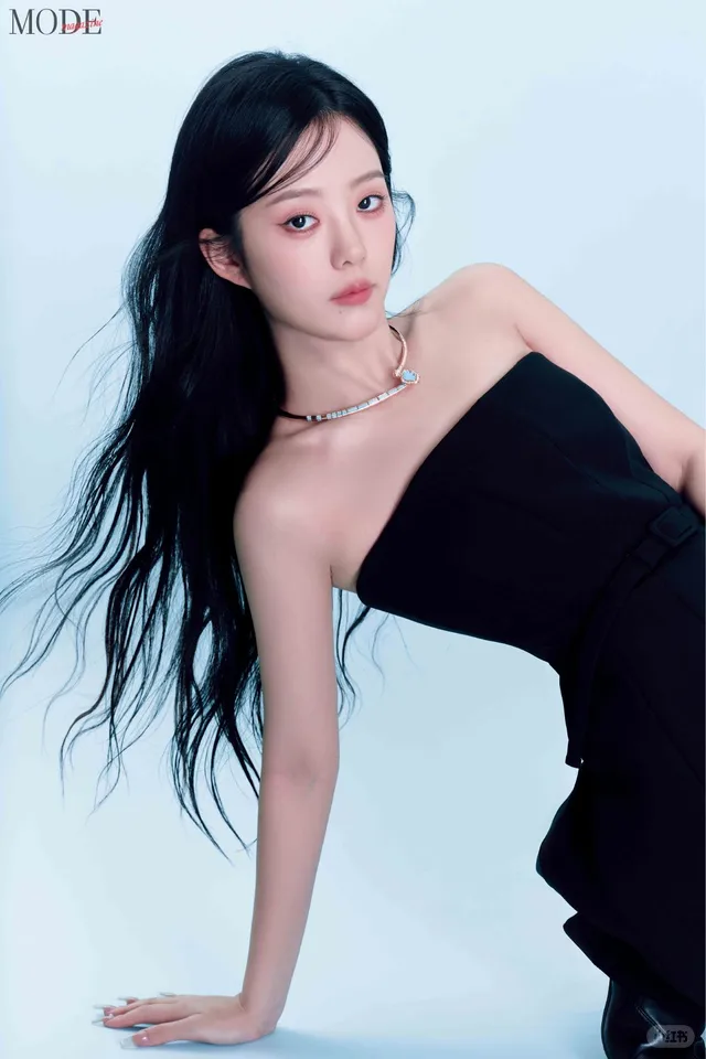 徐艺真佩戴 CC 卡美珠宝
