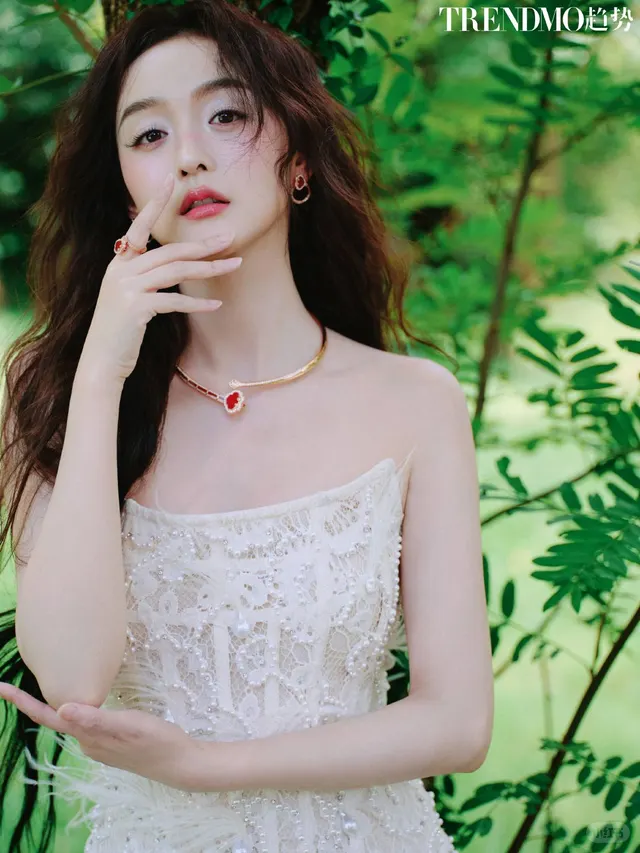 何泓姗佩戴 CC 卡美珠宝