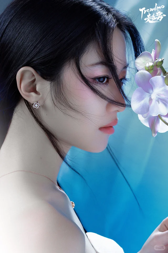 向涵之佩戴 CC 卡美珠宝