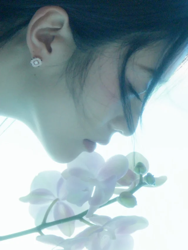 向涵之佩戴 CC 卡美珠宝