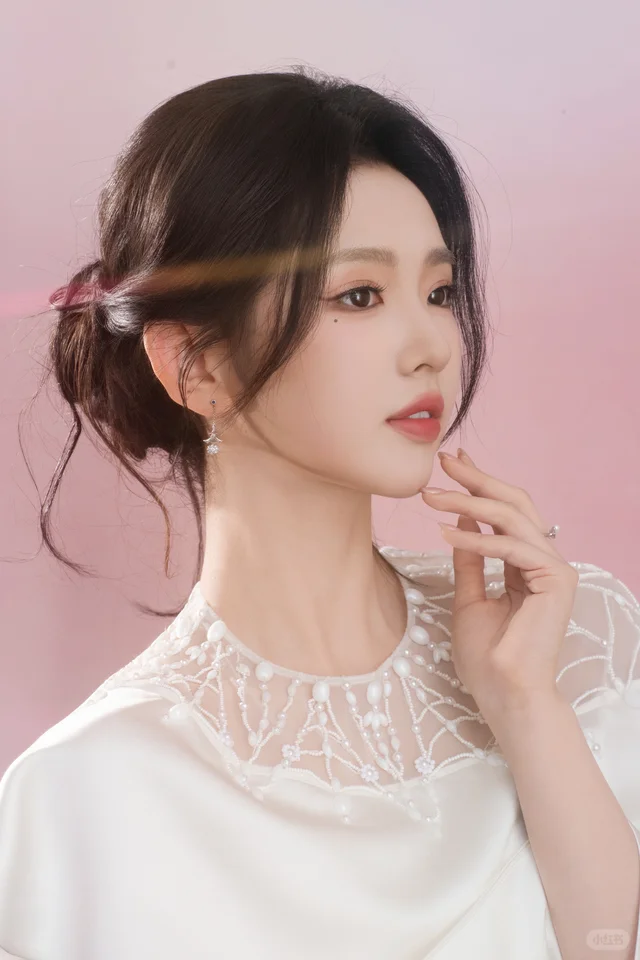 李柯以佩戴 CC 卡美珠宝