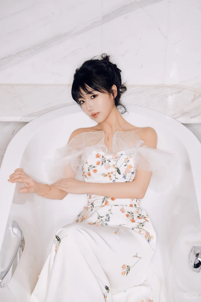 杨殊予佩戴 CC 卡美珠宝