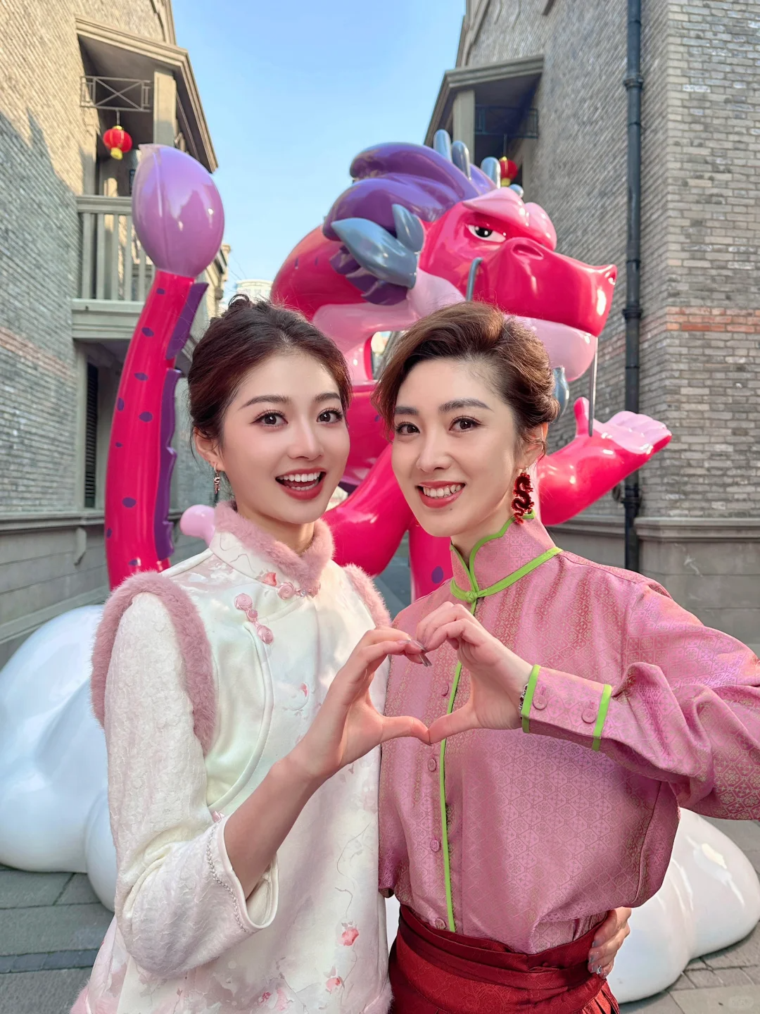 冯琳佩戴 CC 卡美珠宝