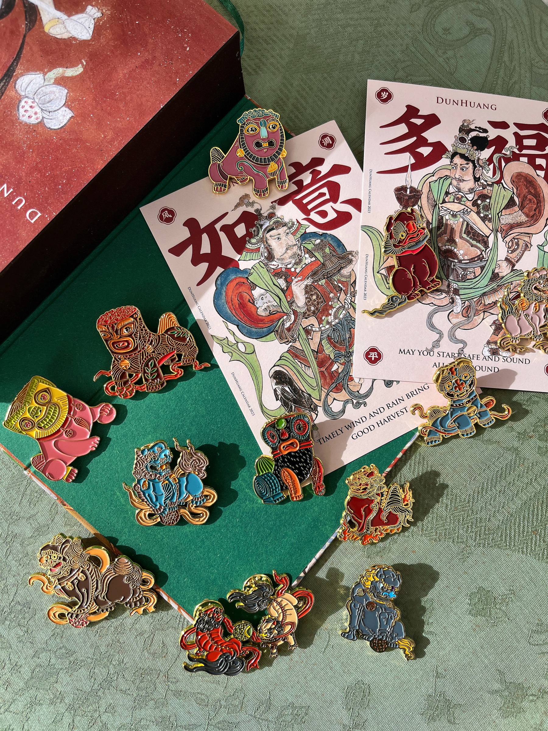刘明：狮舞胸针与敦煌年历